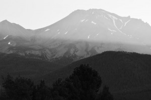 Mt Shasta - Best Western Hotelより-日の出-6228-BW