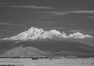 Mt Shasta - I-5沿いより-5724-BW